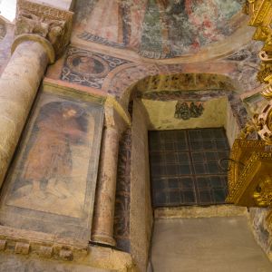 Frescos renacentistas del siglo XVI sobre muro románico y capitel decorado en la Capilla de San Pedro, Catedral de Santiago.