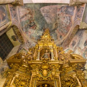 Detalle de pinturas murales del siglo XVI y remate del retablo barroco en la Capilla de San Pedro, Catedral de Santiago.
