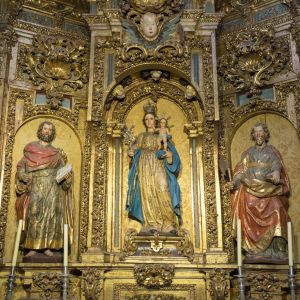 Detalle del retablo barroco de la Capilla de la Azucena con la Virgen, San Bartolomé y otro apóstol en la Catedral de Santiago.