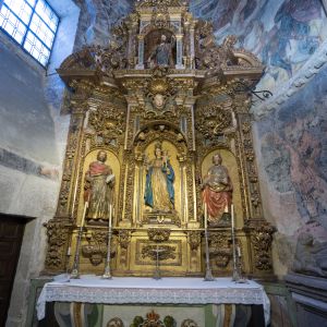 Retablo barroco, frescos del siglo XVI y ventanal románico en la Capilla de San Pedro de la Catedral de Santiago.