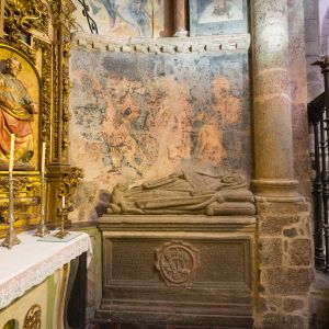 Sepulcro yacente de Doña Mencía de Andrade con pinturas murales del siglo XVI en la Capilla de la Azucena, Catedral de Santiago.