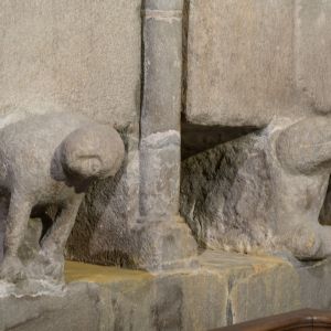 Detalle de animales fantásticos de piedra que sirven de soporte a los sepulcros de la Capilla de Nuestra Señora la Blanca, Catedral de Santiago.