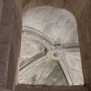 Clave de bóveda con concha jacobea vista desde vano románico en la Capilla de Nuestra Señora la Blanca, Catedral de Santiago.