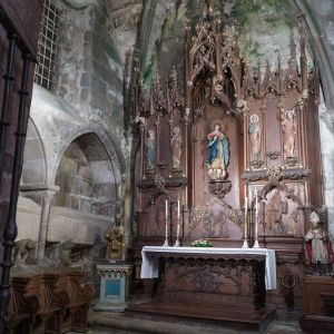 Retablo neogótico de 1906 en la Capilla de Nuestra Señora la Blanca con imagen central de la Virgen de Gregorio Fernández Prieto.