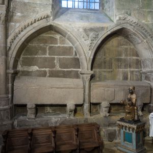 Sepulcros medievales sobre figuras de animales bajo arcos apuntados en el muro norte de la Capilla de San Andrés, Catedral de Santiago.