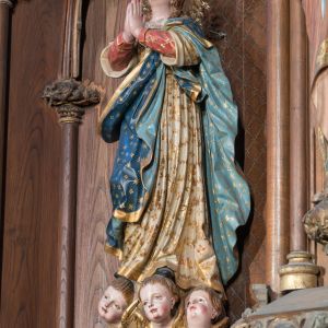Talla de Nuestra Señora la Blanca con manto azul de estrellas en su retablo de la Catedral de Santiago de Compostela.