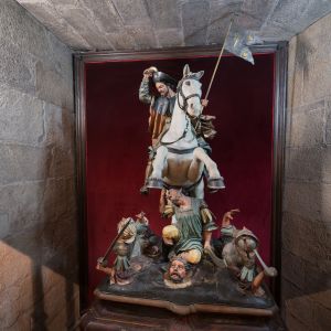 Escultura de Santiago Caballero Matamoros en su camarín sin flores, mostrando la escena completa de la batalla.