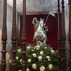 Altar barroco de Santiago Matamoros con fondo de plata labrada y reja de hierro en el transepto de la catedral.