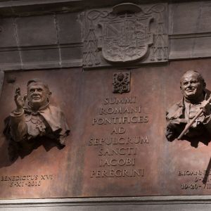 Placa de bronce con los bustos de Juan Pablo II y Benedicto XVI, conmemorando sus visitas peregrinas a la Catedral de Santiago.