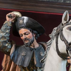 Primer plano de la escultura policromada de Santiago Caballero sobre su caballo blanco en la Catedral de Santiago.