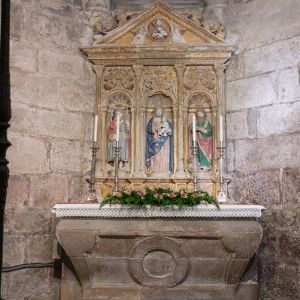 Retablo plateresco de piedra con la Virgen, San Bartolomé y Santiago sobre altar de granito en la Catedral de Santiago.