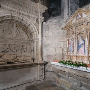 Retablo mayor y sepulcro de Diego de Castilla, obras de Arnao en la Capilla de San Bartolomé de la Catedral de Santiago.