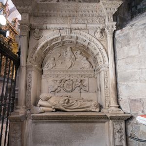 Sepulcro renacentista de Diego de Castilla con figura yacente y relieve de la Resurrección en la Catedral de Santiago de Compostela.
