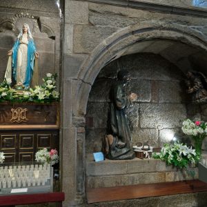 Altar de la Virgen de los Milagros y relieve de la Oración en el Huerto en la Iglesia de la Corticela, Catedral de Santiago de Compostela. 