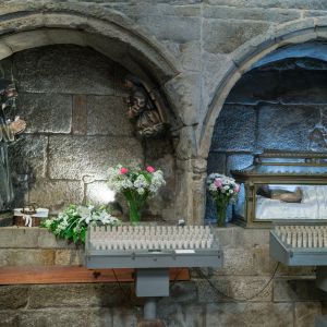 Arcosolios medievales en la Iglesia de la Corticela, Santiago de Compostela, con imágenes de la Oración en el Huerto y Cristo Yacente.