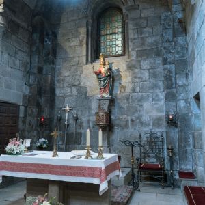 Altar mayor e imagen de la Virgen de la Consolación (S. XVI) en la Iglesia de la Corticela, Catedral de Santiago de Compostela. Arquitectura románica.