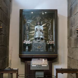 Imagen del Niño Jesús del Gremio de los Tejedores en la Iglesia de la Corticela, Catedral de Santiago de Compostela. Arte sacro y tradición gremial.