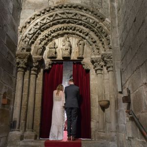 Pareja de novios entrando a una boda en la Iglesia de la Corticela, Catedral de Santiago de Compostela. Sacramento del matrimonio en el Camino.