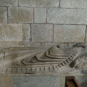 Sepulcro de dama del siglo XV en la Iglesia de la Corticela, Catedral de Santiago de Compostela. Estatua yacente gótica tallada en granito.