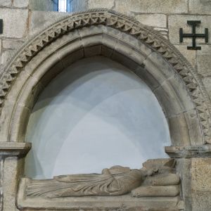 Sepulcro gótico del cardenal Gonzalo Eáns en la Iglesia de la Corticela, Catedral de Santiago de Compostela. Estatua yacente en arcosolio de piedra.