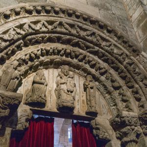 Tímpano románico de la Epifanía en la Iglesia de la Corticela, Catedral de Santiago de Compostela. Adoración de los Reyes Magos en piedra.