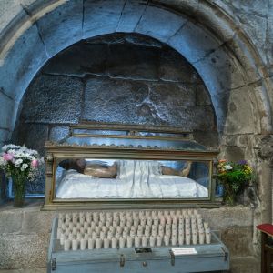 Urna del Cristo Yacente (S. XVII) en un arcosolio de la Iglesia de la Corticela, Catedral de Santiago de Compostela. Arte sacro y devoción.