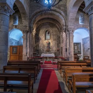 Interior de la Iglesia de la Corticela, Catedral de Santiago de Compostela. Vista de las tres naves románicas y el altar mayor hacia la cabecera.