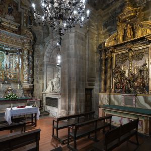 Altar del Cristo de Burgos y retablo lateral del Bautismo de Cristo en la Catedral de Santiago. Arquitectura barroca y escultura religiosa.