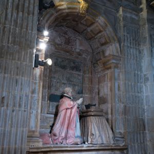 Estatua orante del arzobispo Pedro Carrillo y Acuña (1667) en la Capilla del Cristo de Burgos, Catedral de Santiago. Escultura barroca en mármol.