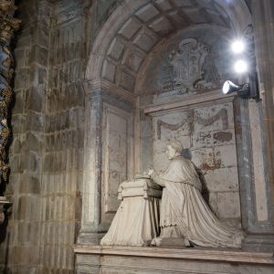 Estatua orante del Cardenal García Cuesta (1873) en la Capilla del Cristo de Burgos, Catedral de Santiago. Sepulcro neoclásico en mármol blanco.