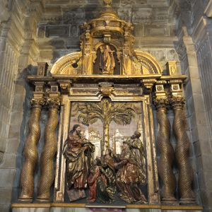 Retablo barroco de la Madre de los Zebedeos en la Capilla del Cristo de Burgos, Catedral de Santiago. Relieve en madera y columnas salomónicas.