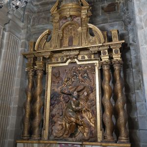 Retablo barroco del Llanto de San Pedro en la Capilla del Cristo de Burgos, Catedral de Santiago. Relieve policromado y columnas salomónicas doradas.