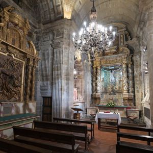 Retablo lateral y altar del Cristo de Burgos en la Catedral de Santiago. Arquitectura barroca con columnas salomónicas y relieves tallados.