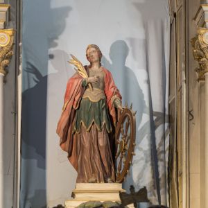 Detalle de la imagen de Santa Catalina con la rueda del martirio, retablo de la Capilla de Santa Catalina, Catedral de Santiago de Compostela.