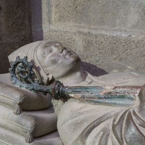 Detalle del rostro y mitra del obispo Alonso López de Valladolid en su sepulcro de granito, Catedral de Santiago. Escultura gótica y báculo de metal.