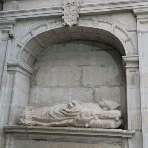 Sepulcro de Juan Vidal en un arcosolio neoclásico junto a la Capilla de Santa Catalina, Catedral de Santiago de Compostela. Estatua yacente en piedra.