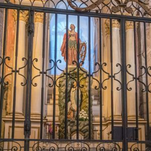 Retablo de mármol de la Capilla de Santa Catalina, Catedral de Santiago de Compostela. Imágenes de Santa Catalina y la Virgen de Lourdes.