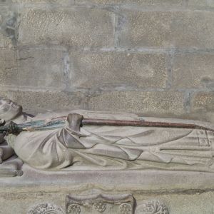 Sepulcro gótico del obispo Alonso López de Valladolid en la Catedral de Santiago. Estatua yacente con mitra y báculo en piedra de granito.