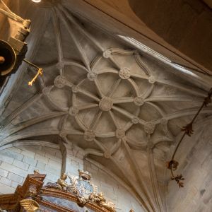 Bóveda de crucería estrellada de estilo gótico tardío en la Capilla de Alba, Catedral de Santiago.