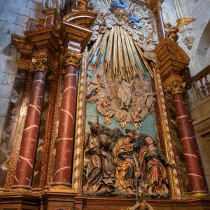 Retablo rococó de la Capilla de Alba en la Catedral de Santiago, con la escena de la Transfiguración de Cristo entre ángeles y apóstoles, rodeado de c