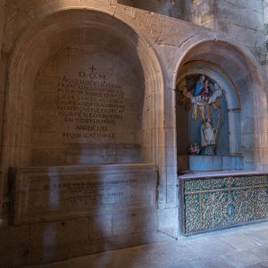 Sepulcros de la familia Rivero de Aguilar con inscripciones y hornacina de la Virgen en la Capilla de Alba.