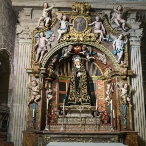 Retablo barroco de la Virgen de la Soledad en la Capilla del Espíritu Santo, Catedral de Santiago. Talla de vestir con ángeles y decoración dorada.