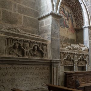 Sepulcros góticos con arcos trilobulados y pinturas murales en la Capilla del Espíritu Santo, Catedral de Santiago. Influencia del Maestro Mateo.