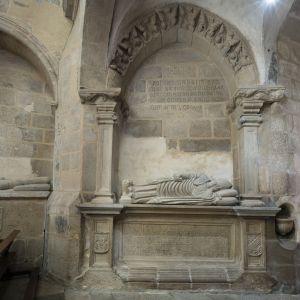 Sepulcros góticos de la familia Moscoso en la Capilla del Espíritu Santo, Catedral de Santiago. Estatuas yacentes y arcosolios tallados en granito.