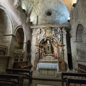 Vista general de la Capilla del Espíritu Santo, Catedral de Santiago. Retablo barroco de la Soledad, sepulcros medievales y arquitectura románica.