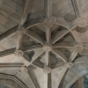 Bóvedas estrelladas de estilo gótico tardío con claves talladas y ménsulas en la Capilla de San Fernando, Catedral de Santiago de Compostela.