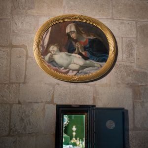 Caja fuerte del Tesoro en la Catedral de Santiago con custodia de Juan de Figueroa, cálices y rubí. Óleo de la Virgen y el Niño sobre piedra.