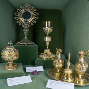 Orfebrería del Tesoro en la Catedral de Santiago: Custodia de Figueroa, Copón de Posse y vinajeras de oro en la Capilla de San Fernando.