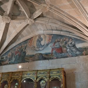 Pinturas murales de la Ascensión y Asunción por Pedro Noble en la Capilla de San Fernando, Catedral de Santiago. Arte sacro y bóvedas góticas.
