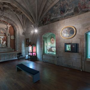 Tesoro de la Catedral de Santiago: Custodia de Arfe, esclavina del Apóstol y retablo de San Fernando en la Capilla de San Fernando.